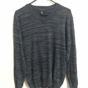 Long sleeve v-neck lightweight via europa black/ gray sweater